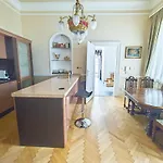 Two Bedroom Villa With Hot-Tub, Terrace And Garden, Wenceslas Square