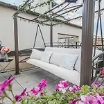Two Bedroom Villa With Hot-Tub, Terrace And Garden, Wenceslas Square