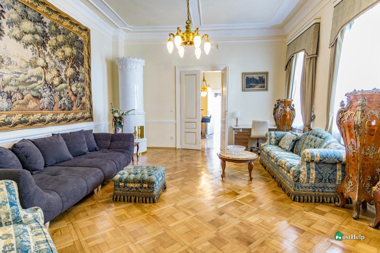 Villa Two Bedroom Villa With Hot-Tub, Terrace And Garden, Wenceslas Square