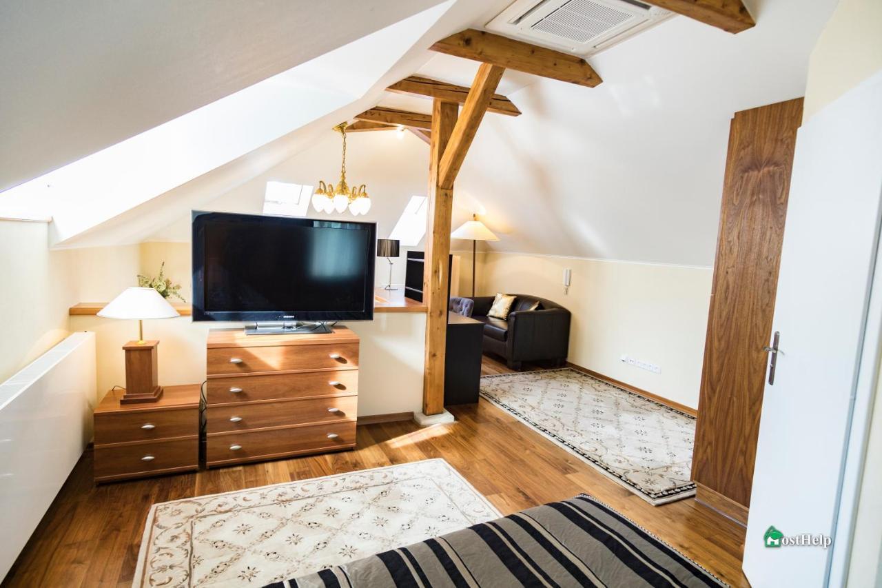 Two Bedroom Villa With Hot-Tub, Terrace And Garden, Wenceslas Square