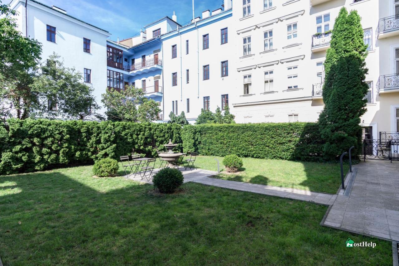 Two Bedroom Villa With Hot-Tub, Terrace And Garden, Wenceslas Square Villa *