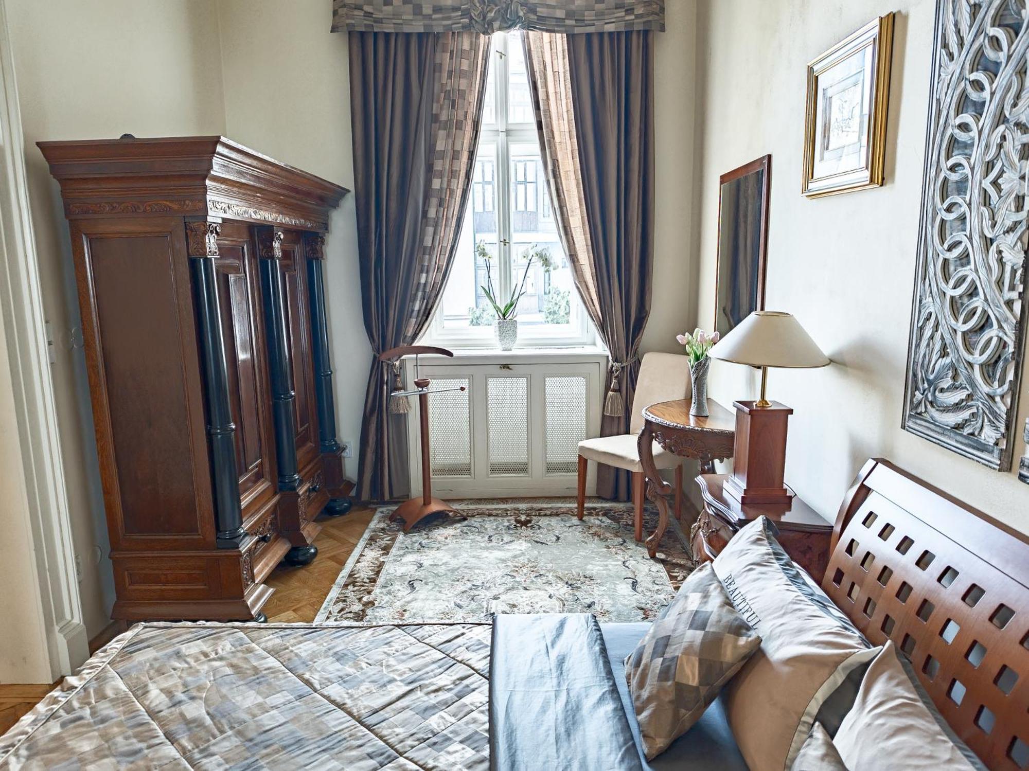 Villa Two Bedroom Villa With Hot-Tub, Terrace And Garden, Wenceslas Square *