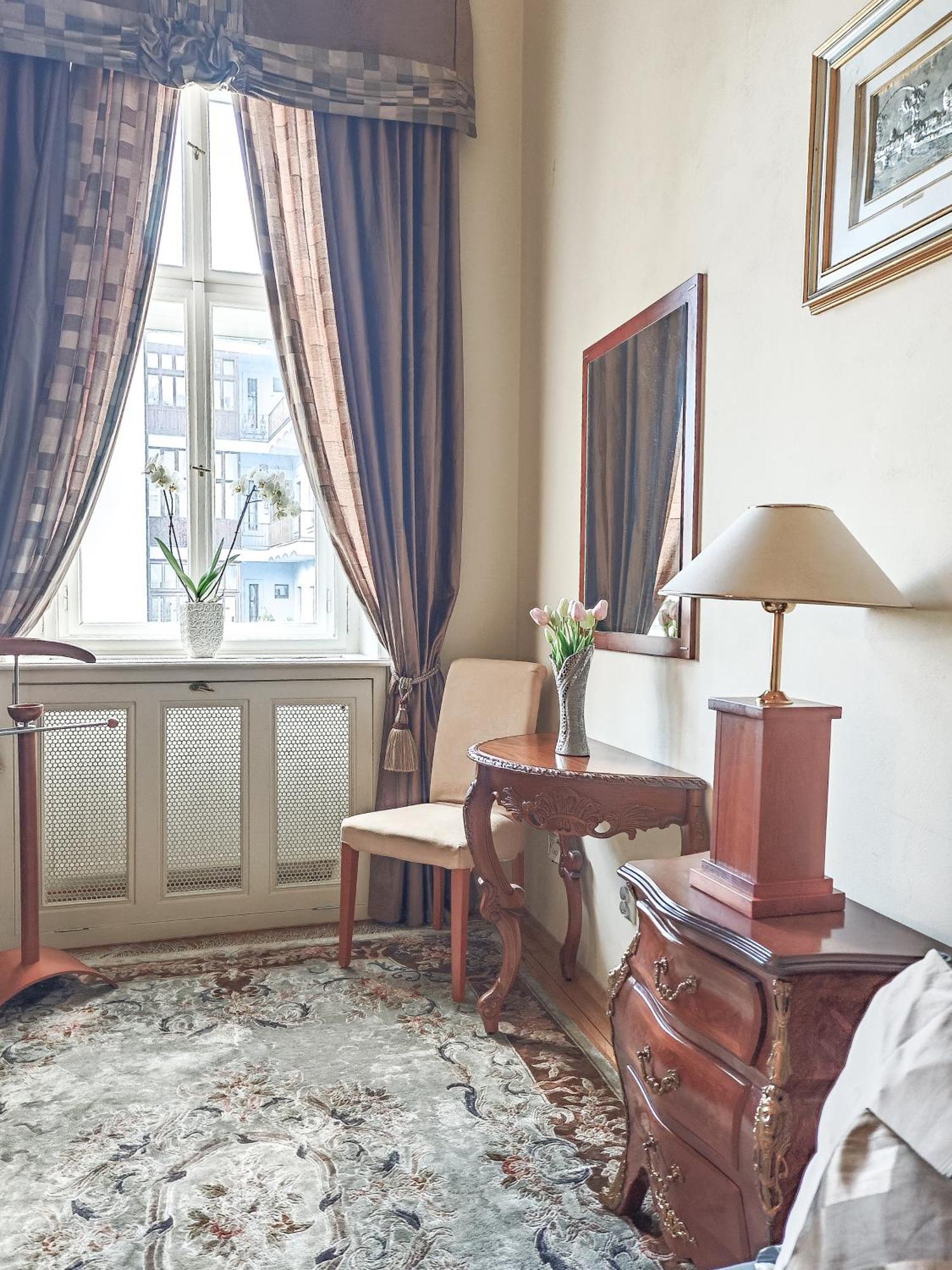 Two Bedroom Villa With Hot-Tub, Terrace And Garden, Wenceslas Square * Prague