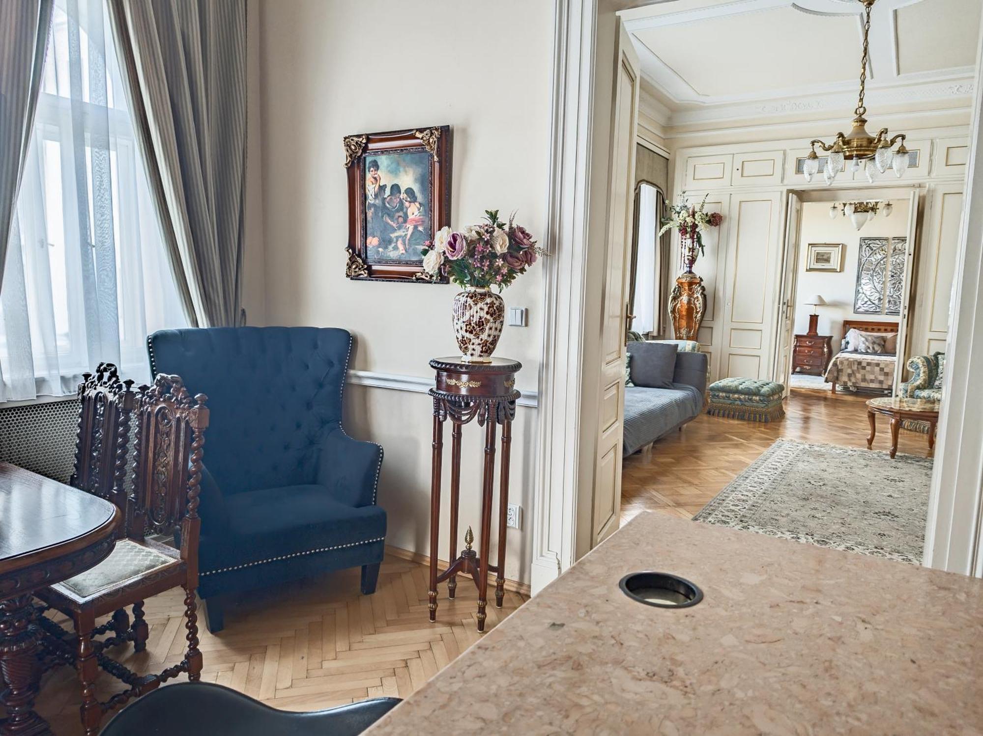 Two Bedroom Villa With Hot-Tub, Terrace And Garden, Wenceslas Square