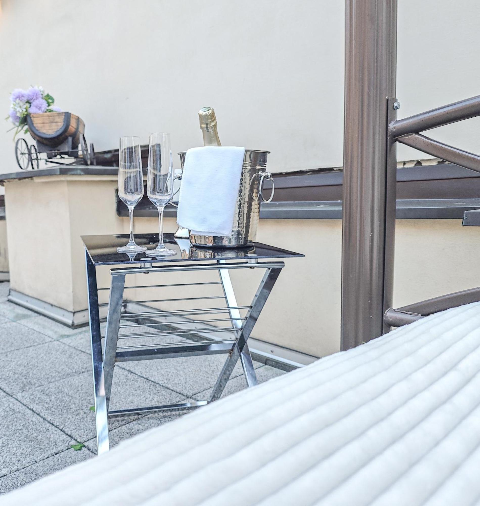 Two Bedroom Villa With Hot-Tub, Terrace And Garden, Wenceslas Square * Prague
