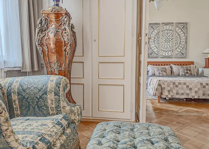 Two Bedroom Villa With Hot-Tub, Terrace And Garden, Wenceslas Square