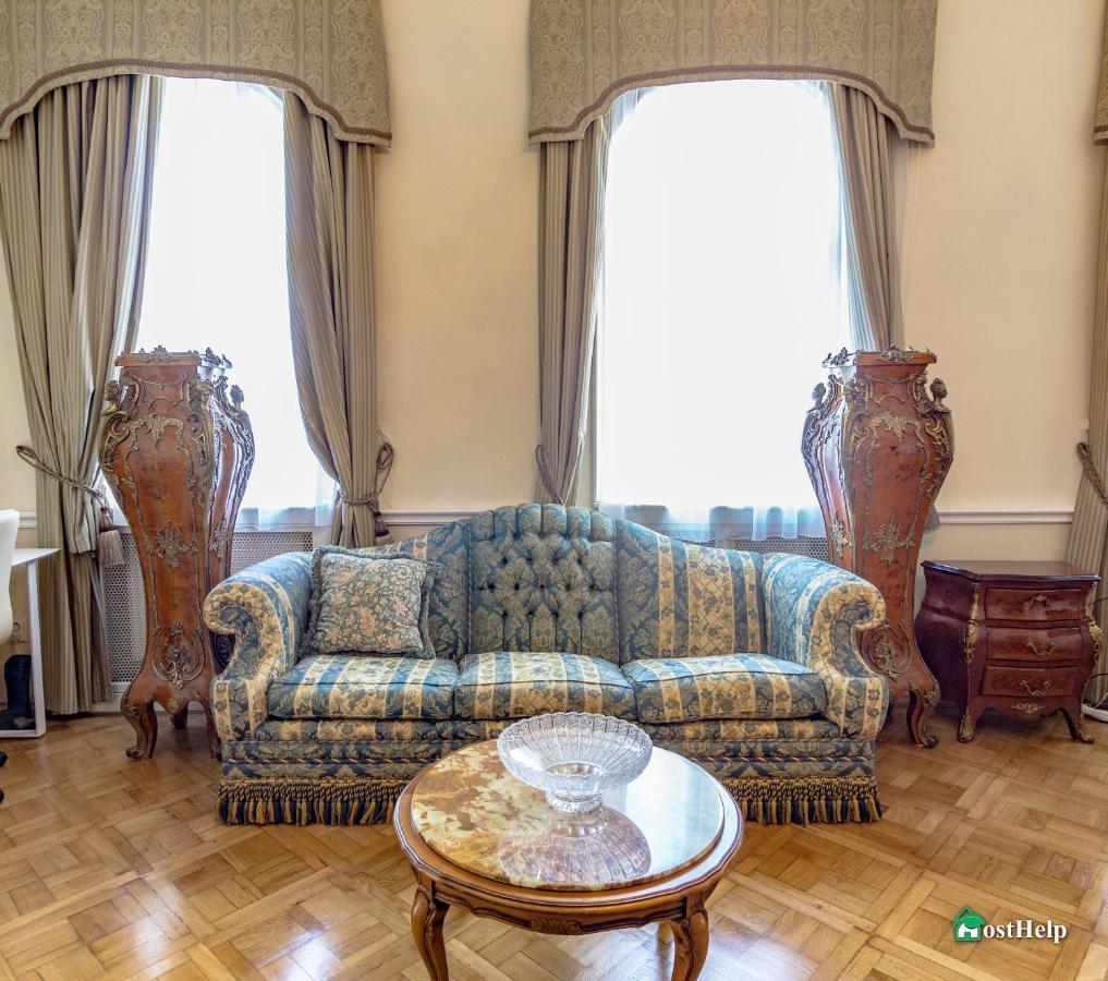 Two Bedroom Villa With Hot-Tub, Terrace And Garden, Wenceslas Square Villa