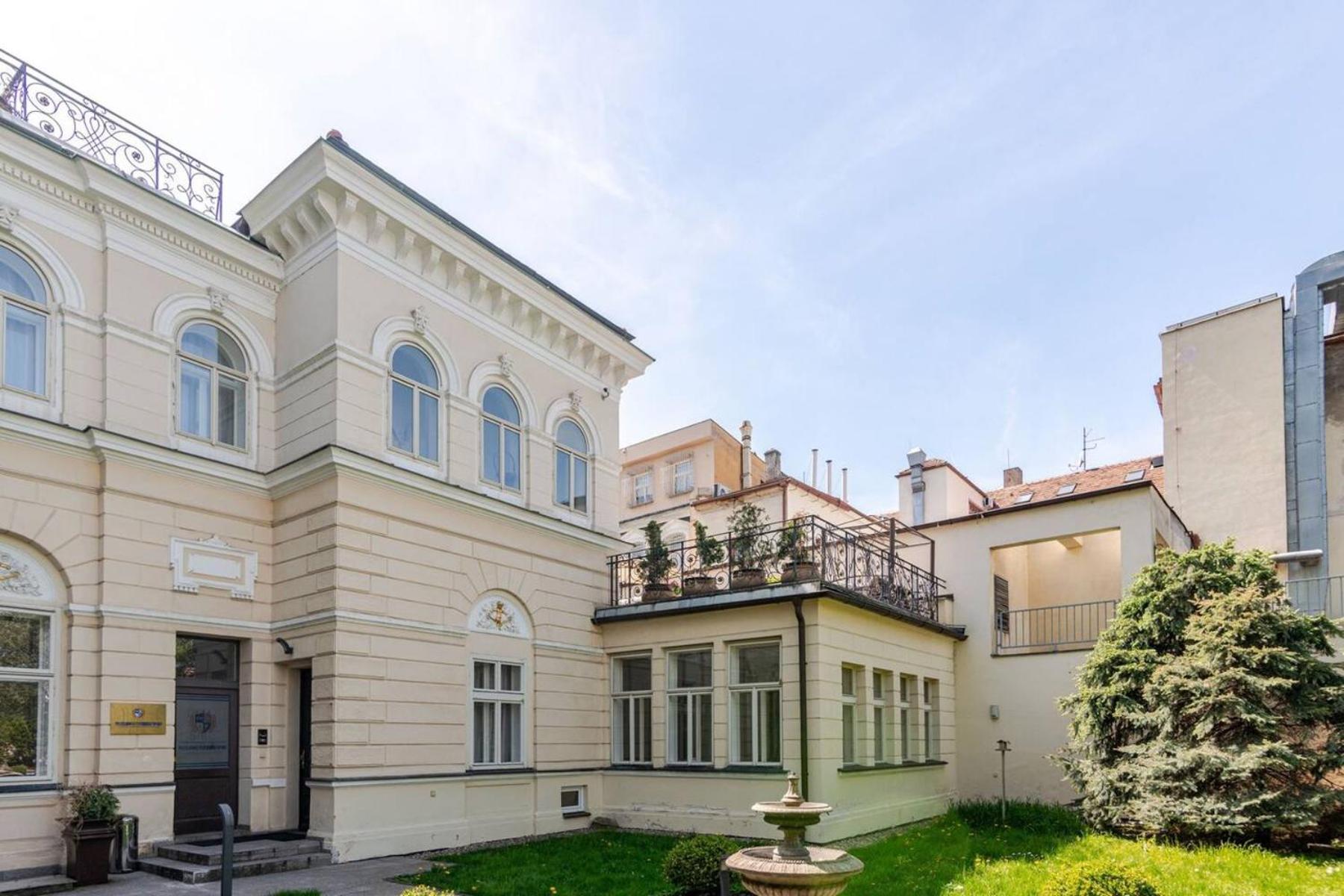 Two Bedroom Villa With Hot-Tub, Terrace And Garden, Wenceslas Square * Prague