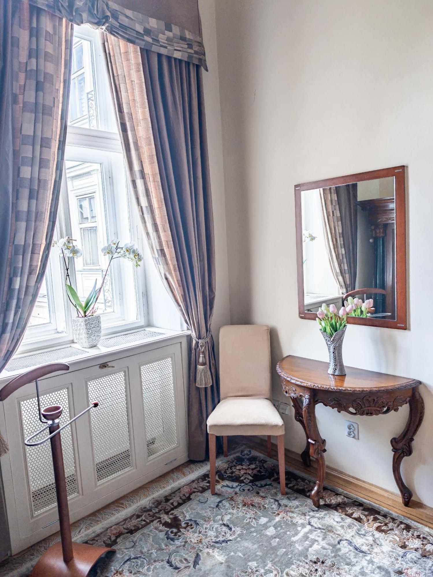 Two Bedroom Villa With Hot-Tub, Terrace And Garden, Wenceslas Square Prague