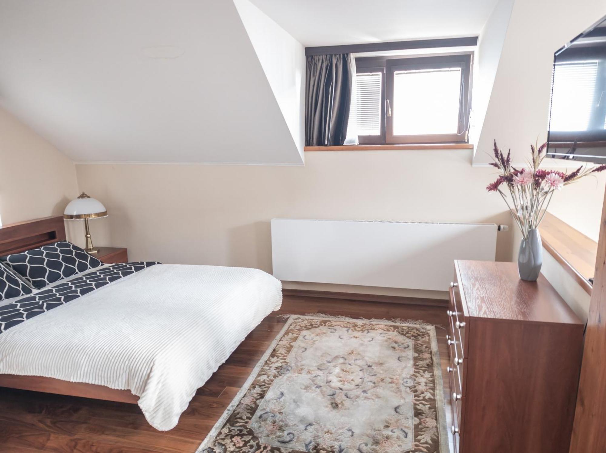Villa Two Bedroom Villa With Hot-Tub, Terrace And Garden, Wenceslas Square Prague