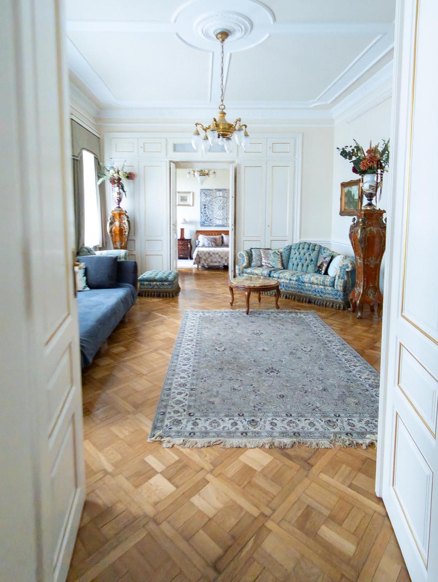 Two Bedroom Villa With Hot-Tub, Terrace And Garden, Wenceslas Square